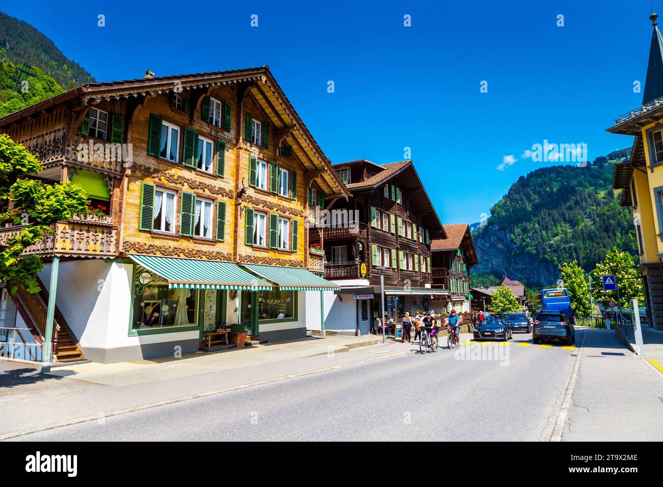 Traditionelle Schweizer Chalets entlang der Pfrundmatte in Lauterbrunnen, Schweiz Stockfoto