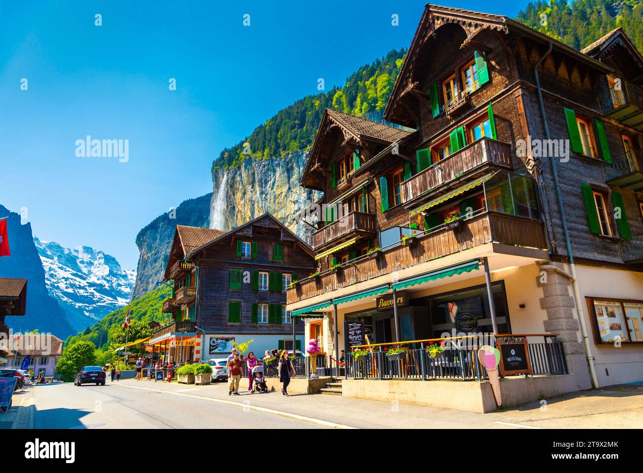 Traditionelle Schweizer Chalets entlang der Pfrundmatte in Lauterbrunnen, Schweiz Stockfoto