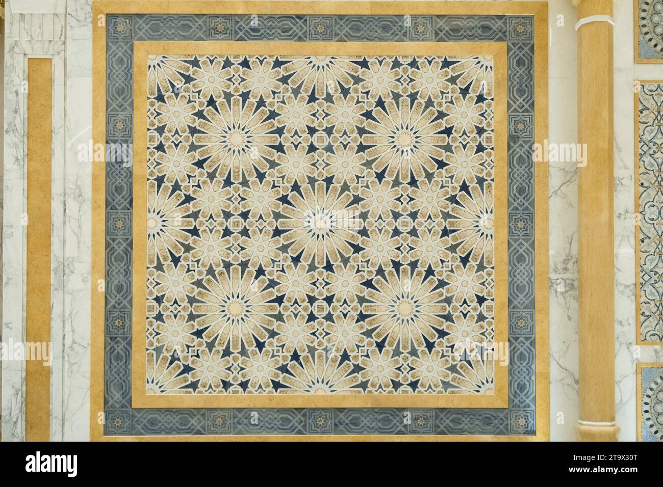 Abu Dhabi, VAE, 08.02.20. Arabischer Stil, Mosaik aus Granit und Marmor mit geometrischen Sternen- und Blumenmotiven, Mustern und goldenen Säulen in den Vereinigten Arabischen Emiraten Stockfoto