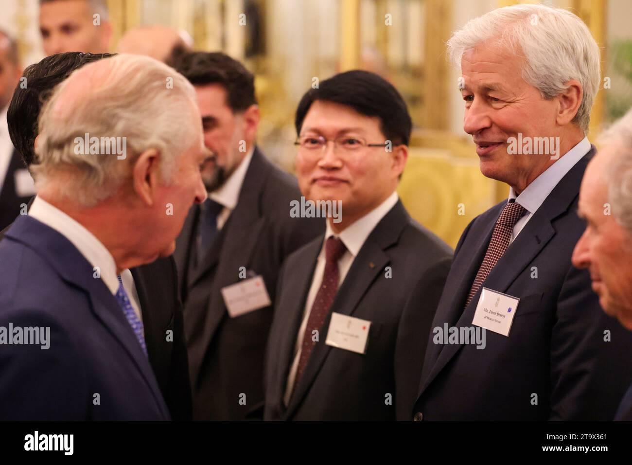 König Charles III. (Links) spricht mit Jamie Dimon, CEO von JPMorgan Chase (zweite rechts), während eines Empfangs im Londoner Buckingham Palace anlässlich des Global Investment Summit 2023. Bilddatum: Montag, 27. November 2023. Stockfoto