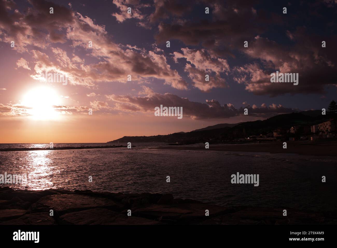 Tramonto sul Mare con nuvole - Sonnenuntergang über dem Meer mit Wolken Stockfoto
