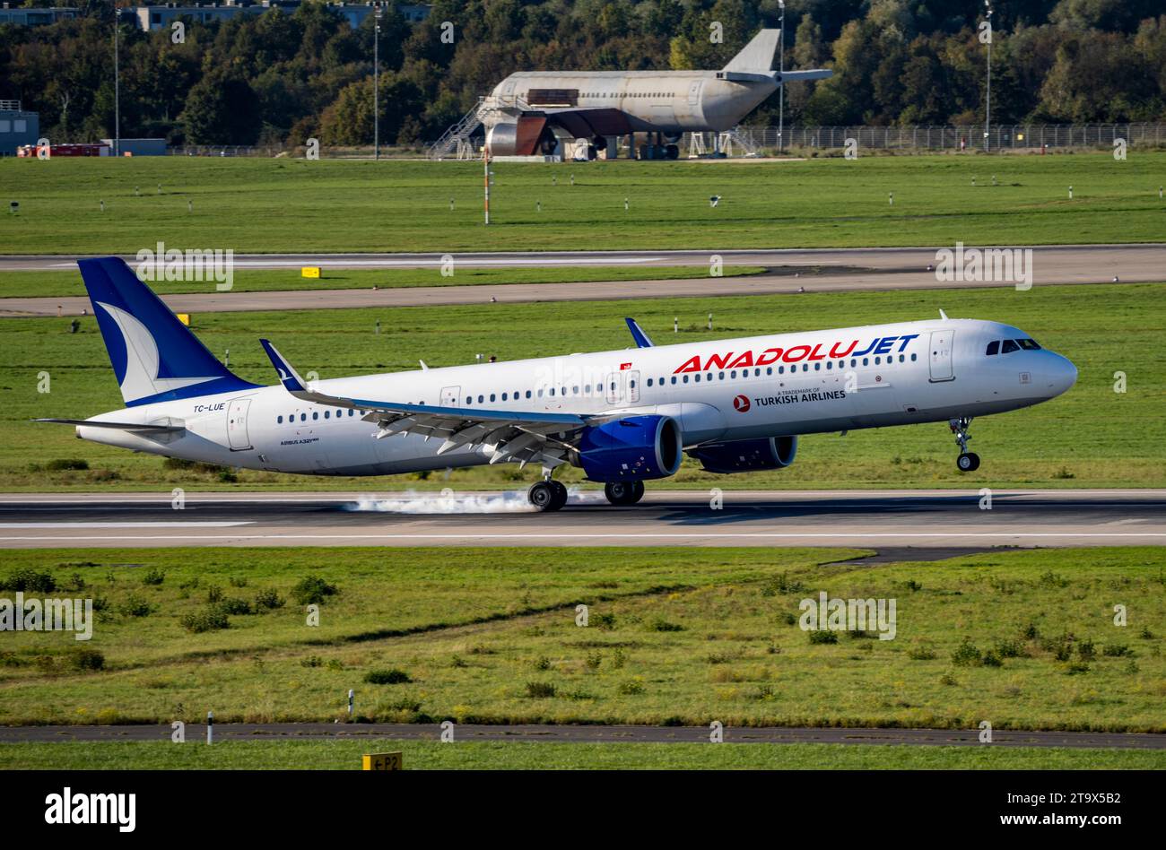 Flughafen Düsseldorf, Anadolujet Airbus A321neo bei Landung, Stockfoto