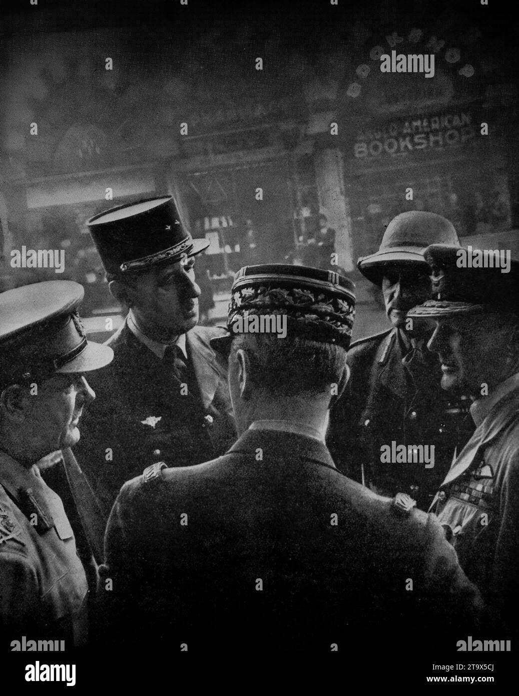 Alliierte Führer in Kairo diskutierten im April 1941 während des Zweiten Weltkriegs über die verstärkte Aktivität der deutschen Verstärkung in Libyen. Abgebildet (von links) sind General Wavell, General de Gaulle, General Catroux, General E. L. Spears und Air Chief Marshal Sir A Longmore. Stockfoto