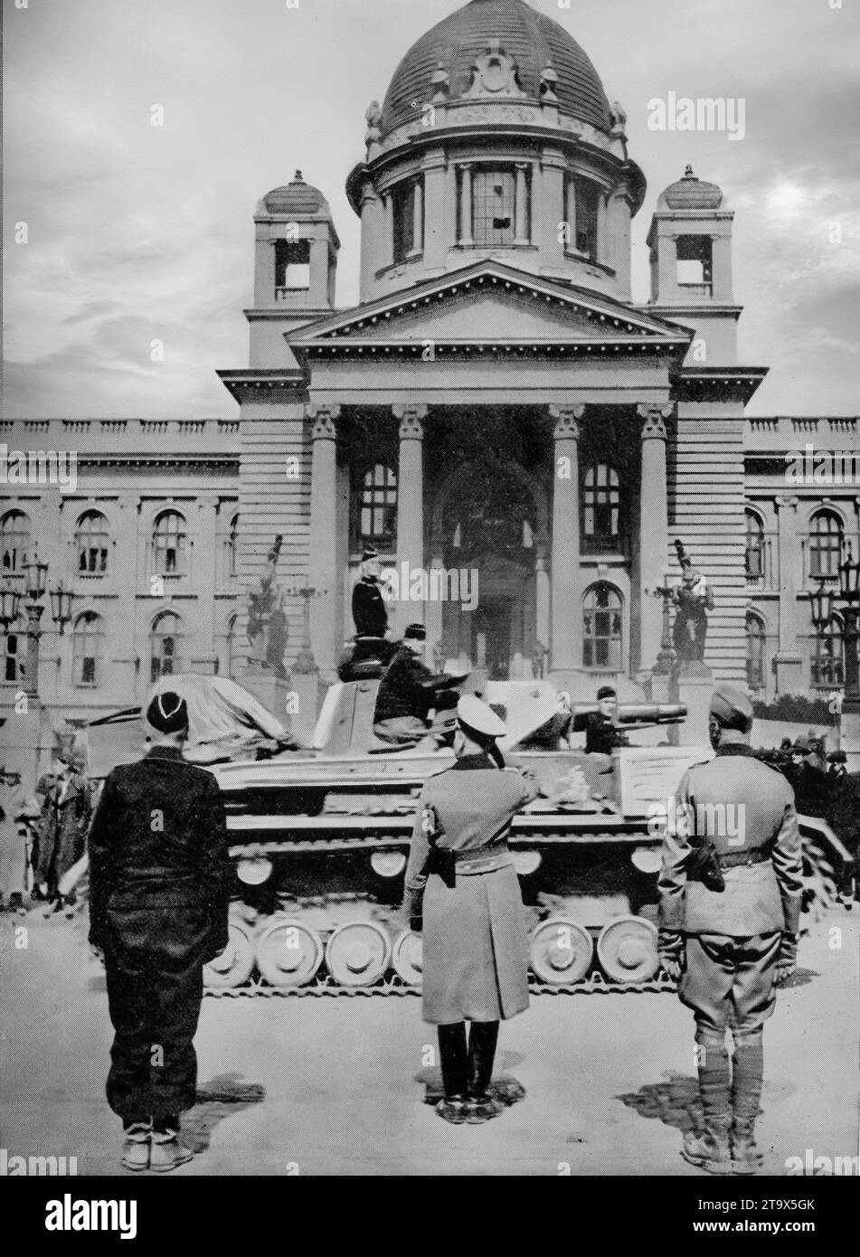 Nach der deutschen Invasion Jugoslawiens am 6. April 1941, während des Zweiten Weltkriegs, wurde die Stadt Belgrad am 12. April besetzt. Ein deutscher Panzer passiert General von Kleist vor dem Parlamentsgebäude von Yogoslav. Stockfoto