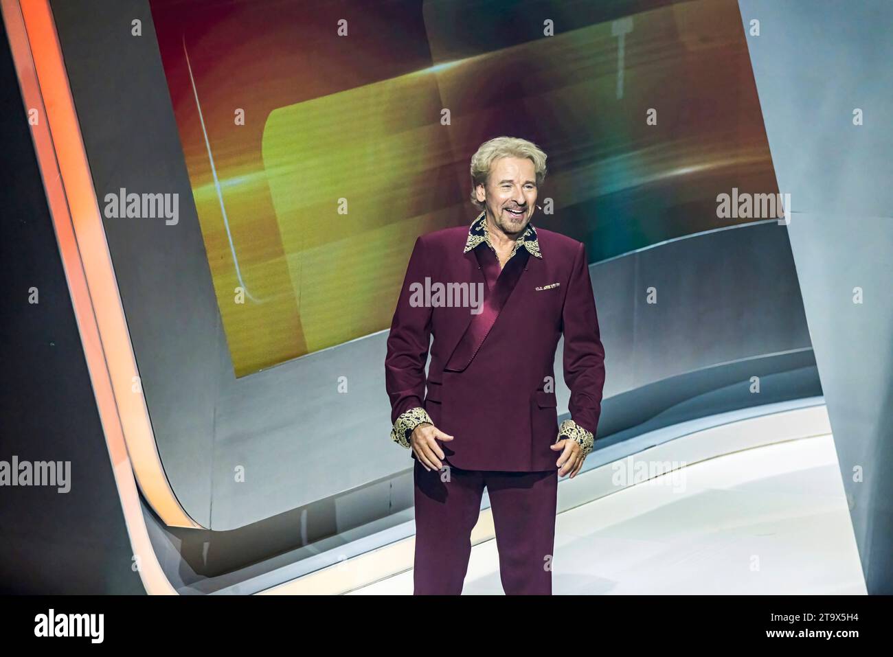 Thomas Gottschalk und seine letzte ZDF-Sendung Wetten, dass. Es ist das Ende einer TV-Ära. Die Sendung wurde live im ZDF übertragen. // 25.11.2023: Offenburg, Baden-Württemberg, Deutschland, Europa *** Thomas Gottschalk und seine letzte ZDF-Show Wetten, dass es das Ende einer TV-Ära ist die Sendung wurde live auf ZDF 25 11 2023 Offenburg, Baden Württemberg, Deutschland, Europe Credit: Imago/Alamy Live News ausgestrahlt Stockfoto