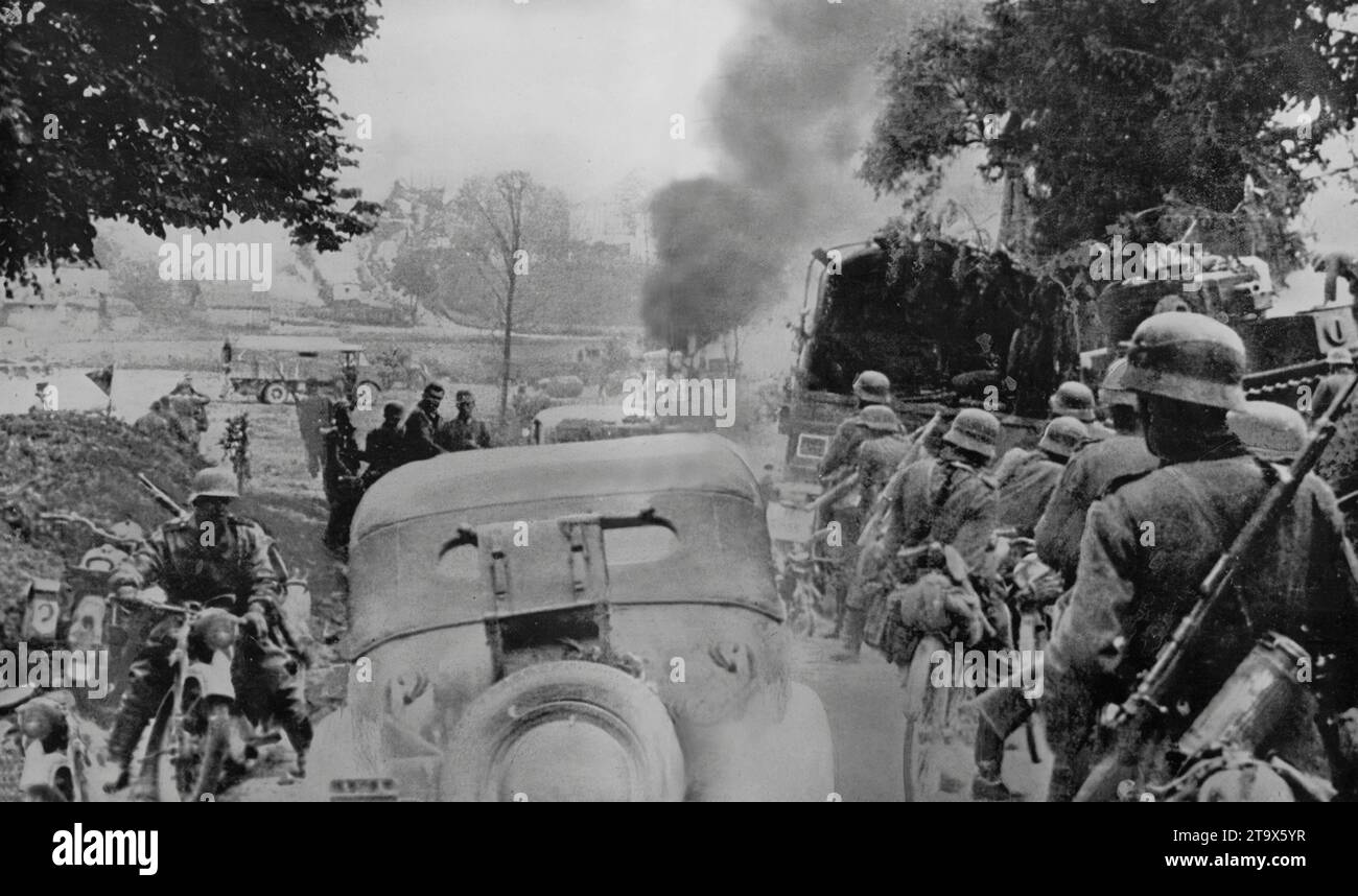 Die deutsche Invasion Russlands während des Zweiten Weltkriegs, die zwischen dem 23. Und 26. Juni 1941 an einer Front stattfand, die sich von der Ostsee bis zum Schwarzen Meer erstreckte. Auf dem Foto wird eine deutsche Kolonne von russischen Flugzeugen mit etwas Erfolg angegriffen, wie die Rauchwolken vor den Truppen zeugen Stockfoto