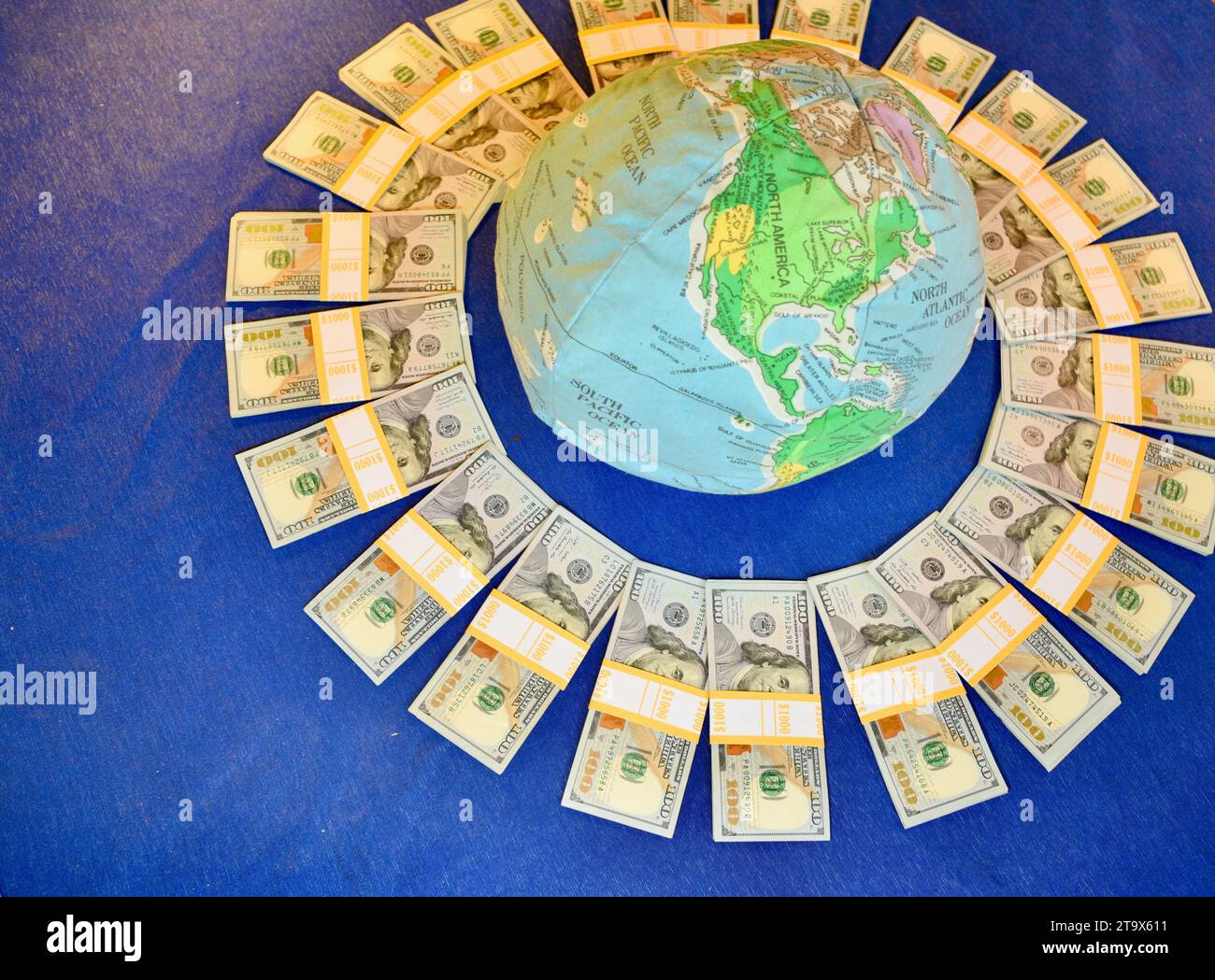 Real $23.000 US-Dollar, in $100 Scheinen Bargeld, organisiert und umwickelt mit $1.000 Bankbändern, Money Makes the World Go Round, Browntown WI, USA Stockfoto
