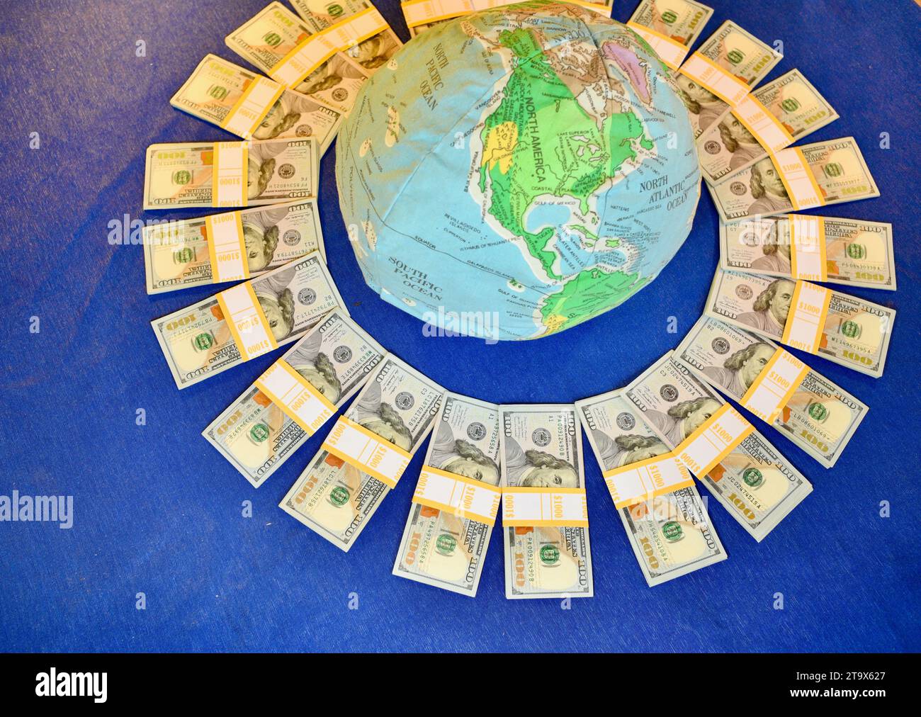 Real $23.000 US-Dollar, in $100 Scheinen Bargeld, organisiert und umwickelt mit $1.000 Bankbändern, Money Makes the World Go Round, Browntown WI, USA Stockfoto