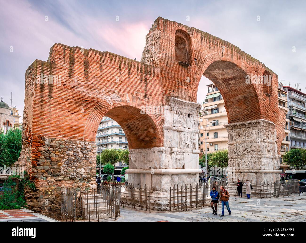 Der Bogen des Galerius alias Kamara, ein römisches Denkmal aus dem 4. Jahrhundert im Zentrum von Thessaloniki, Griechenland Stockfoto