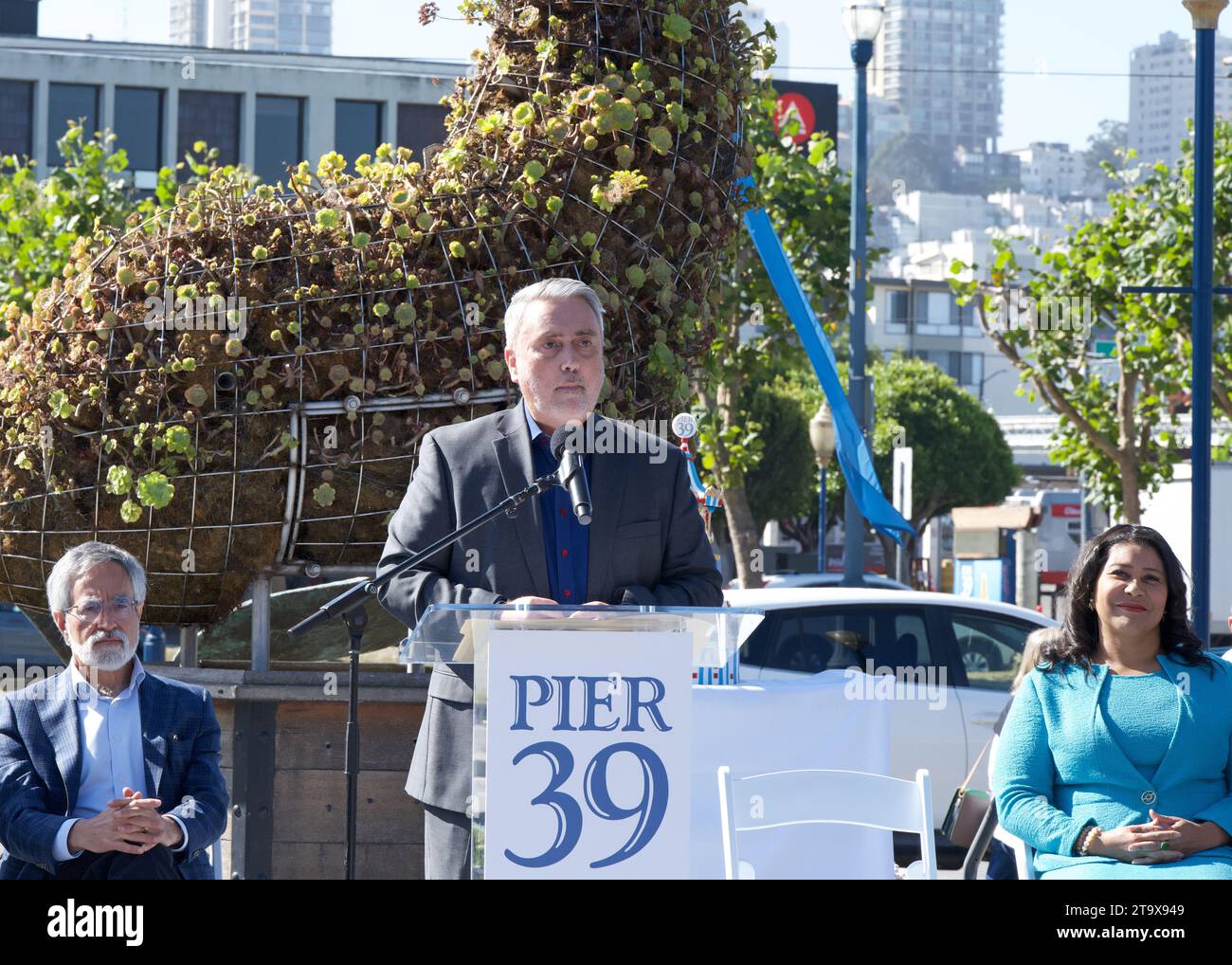 San Francisco, KALIFORNIEN - 28. September 2023: Scott Gentner, President und CEO von Pier 39, spricht bei der Eröffnungsveranstaltung zum 45. Jahrestag von Pier 39 Stockfoto