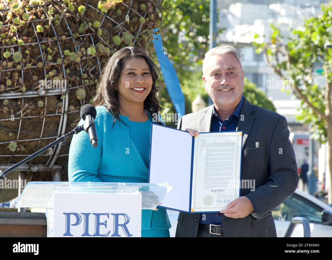 San Francisco, KALIFORNIEN - 28. September 2023: Bürgermeister London Breed überreicht das Zertifikat an CEO Scott Gentner bei der Eröffnungsveranstaltung zum 45. Jahrestag von Pier Stockfoto