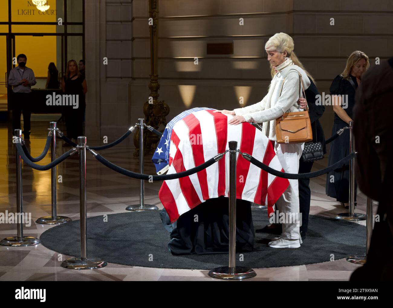 San Francisco, KALIFORNIEN - 4. Oktober 2023: Sarg bedeckt mit amerikanischer Flagge, wobei die verstorbene Senatorin Dianne Feinstein im Rathaus liegt, wo die Trauernden PA Stockfoto