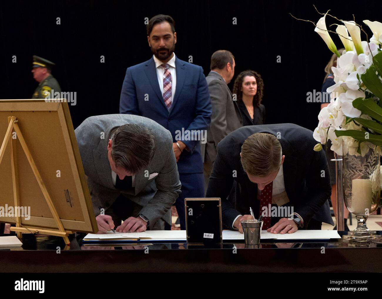 San Francisco, KALIFORNIEN - 4. Oktober 2023: Trauer unterschreiben die Erinnerungsbücher, nachdem sie Senatorin Dianne Feinstein letzten Respekt gezollt hatten Stockfoto