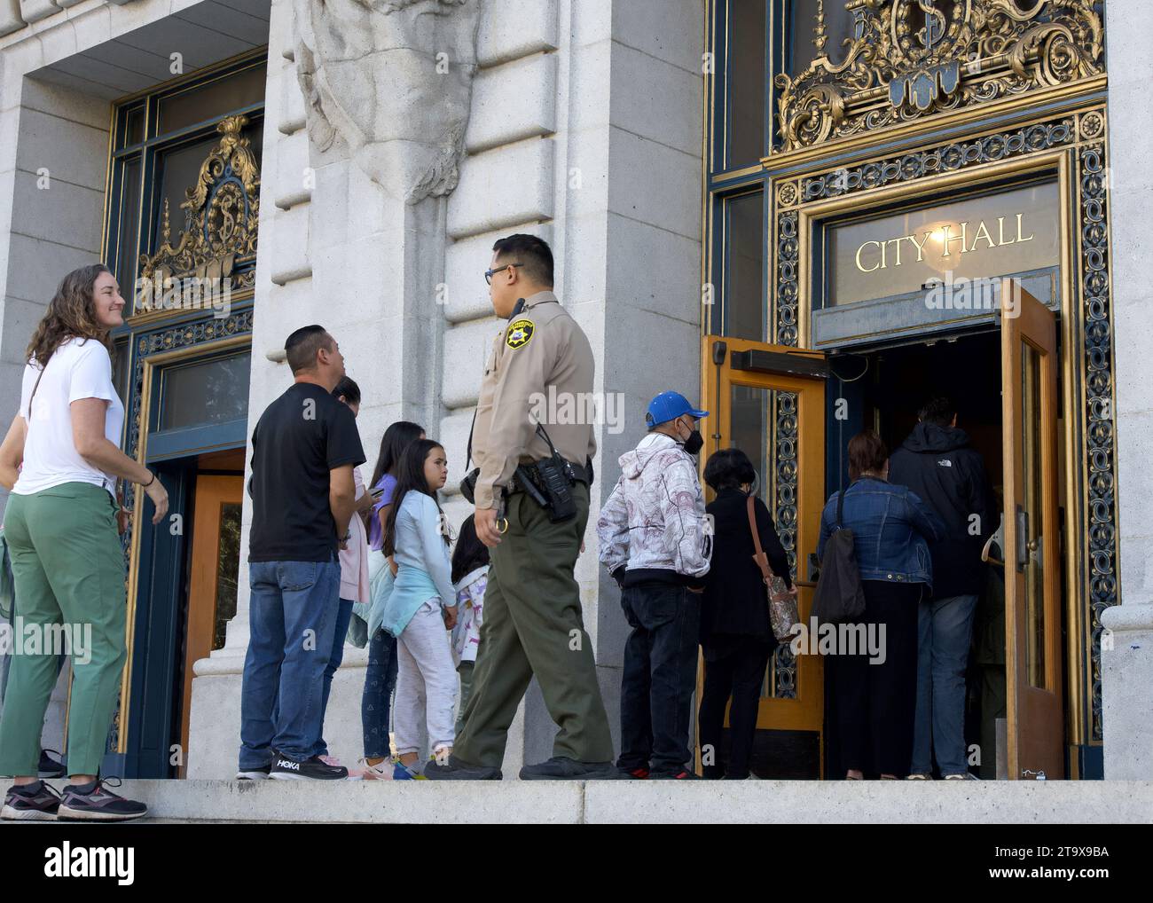 San Francisco, KALIFORNIEN - 4. Oktober 2023: Bürger warten in der Schlange vor dem Rathaus, um Senatorin Dianne Feinstein die letzte Ehre zu erweisen. Stockfoto