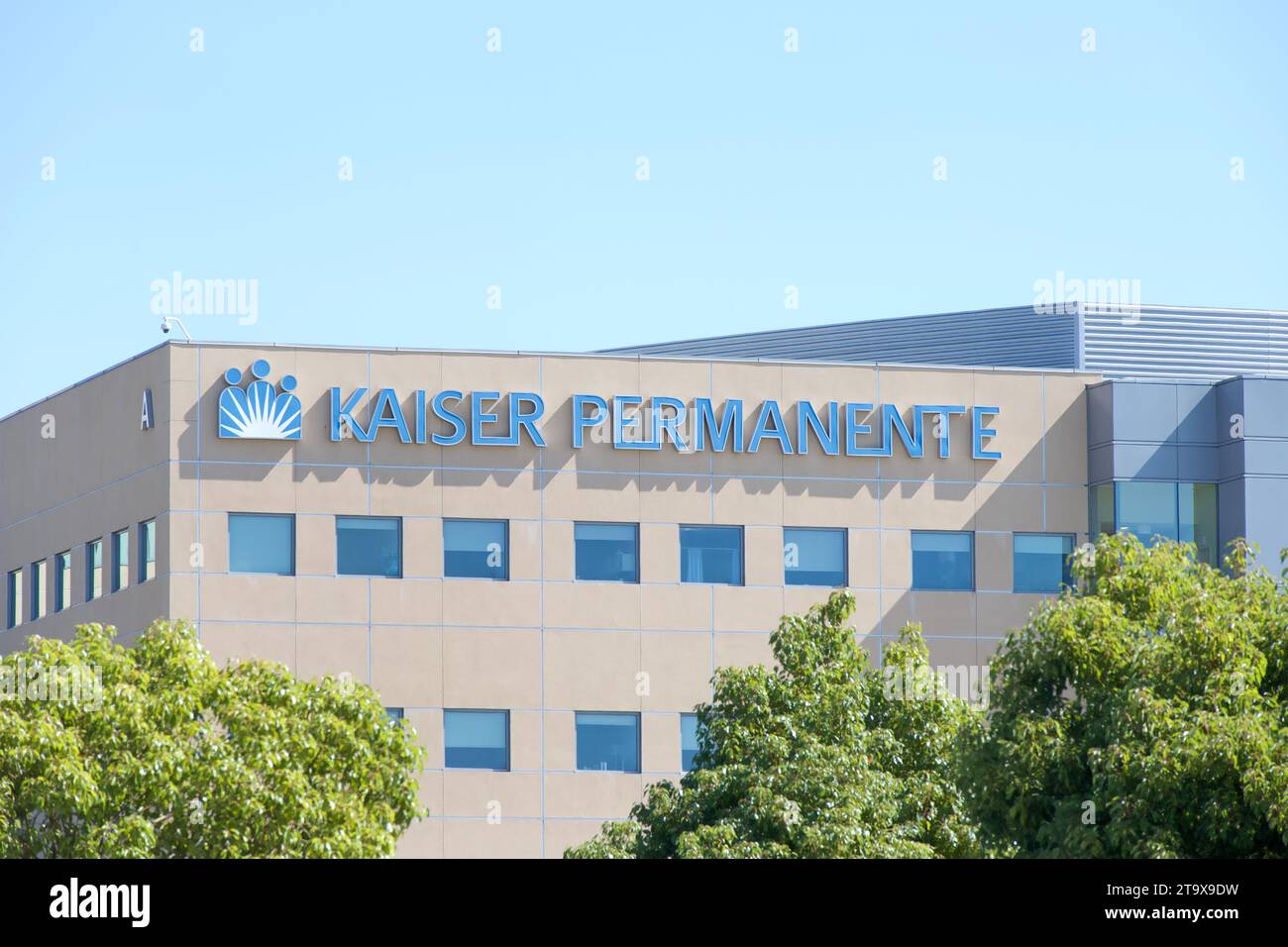 San Leandro, CA - 5. Oktober 2023: Schild KAISER PERMANENTE an der Seite des San Leandro Kaiser Hospital and Medical Center. Stockfoto