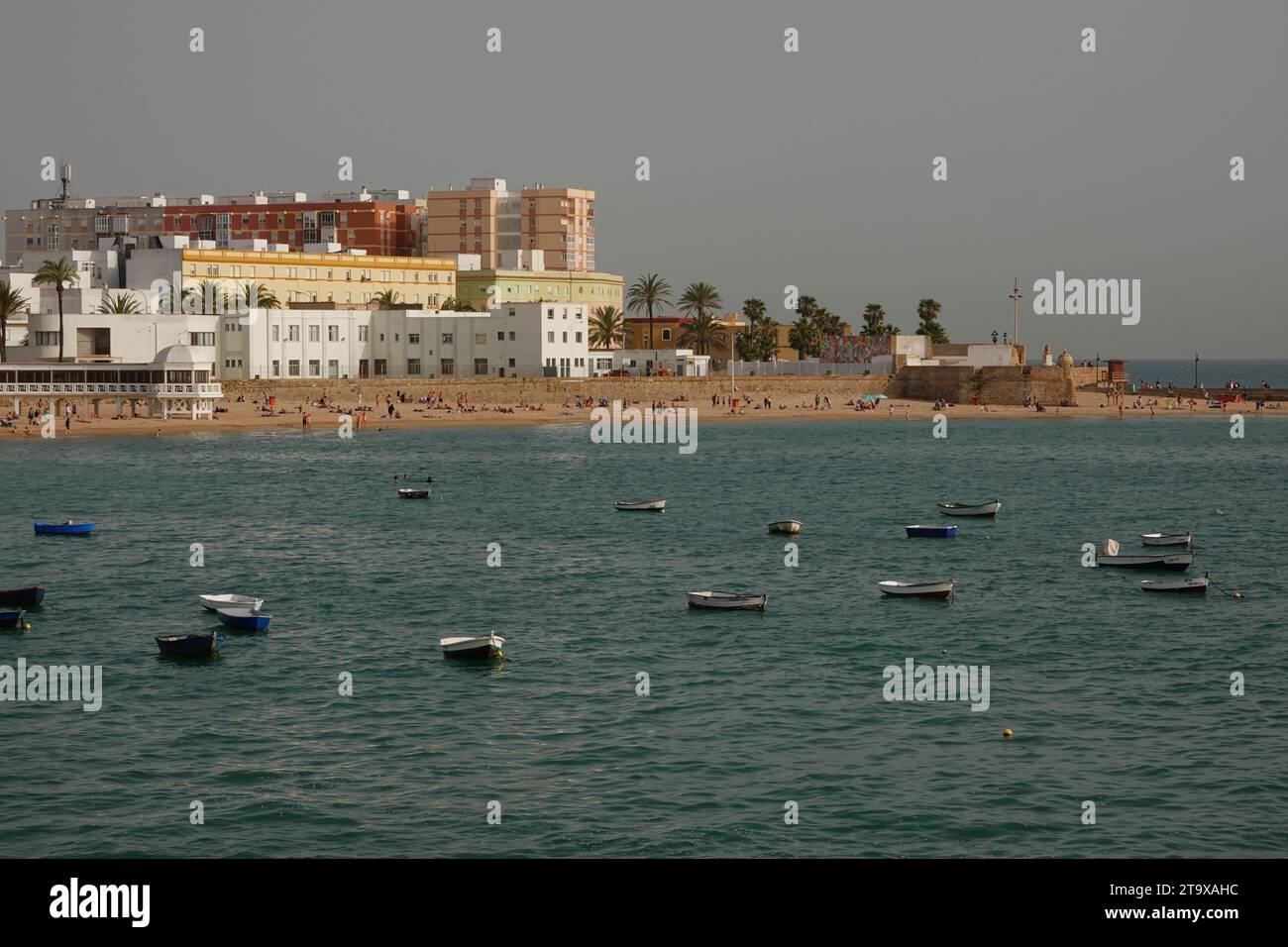 Blick auf den Strand und die Uferpromenade von Cadiz vom Inneren des Castillo de Santa Catalina in Cadiz, Spanien. Die pentagon-förmige Burg wurde gebaut, nachdem die Engländer 1596 die Stadt geplündert hatten, um die Bucht von Cadiz zu bewachen. Stockfoto