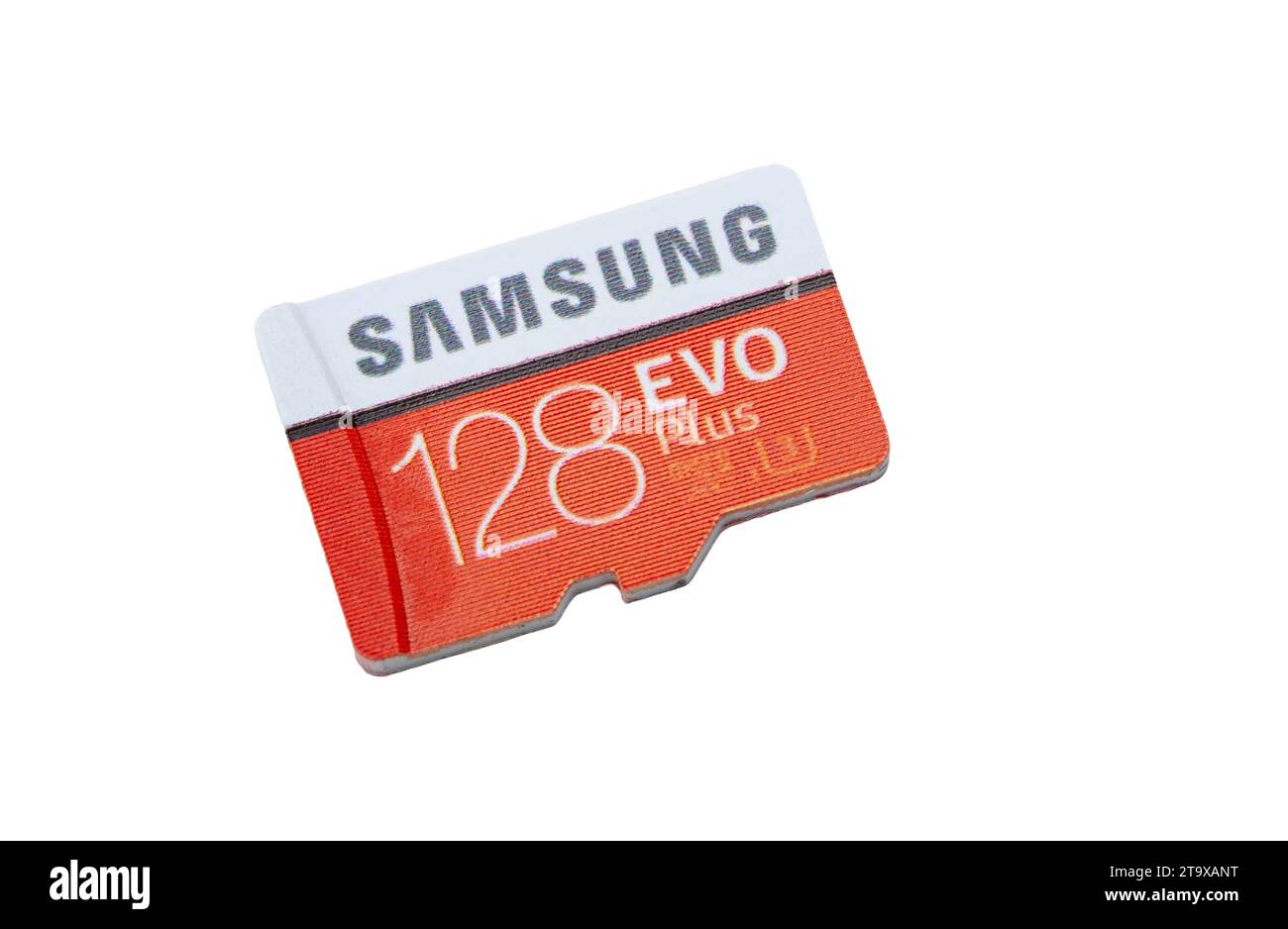 Samsung 128 GB EVO Plus Hochgeschwindigkeitsklasse microSD-Kartenobjektmakro, extreme Nahaufnahme, isoliert auf weißem Hintergrund, ausgeschnitten, niemand. Kleine Datenspeicherung Stockfoto