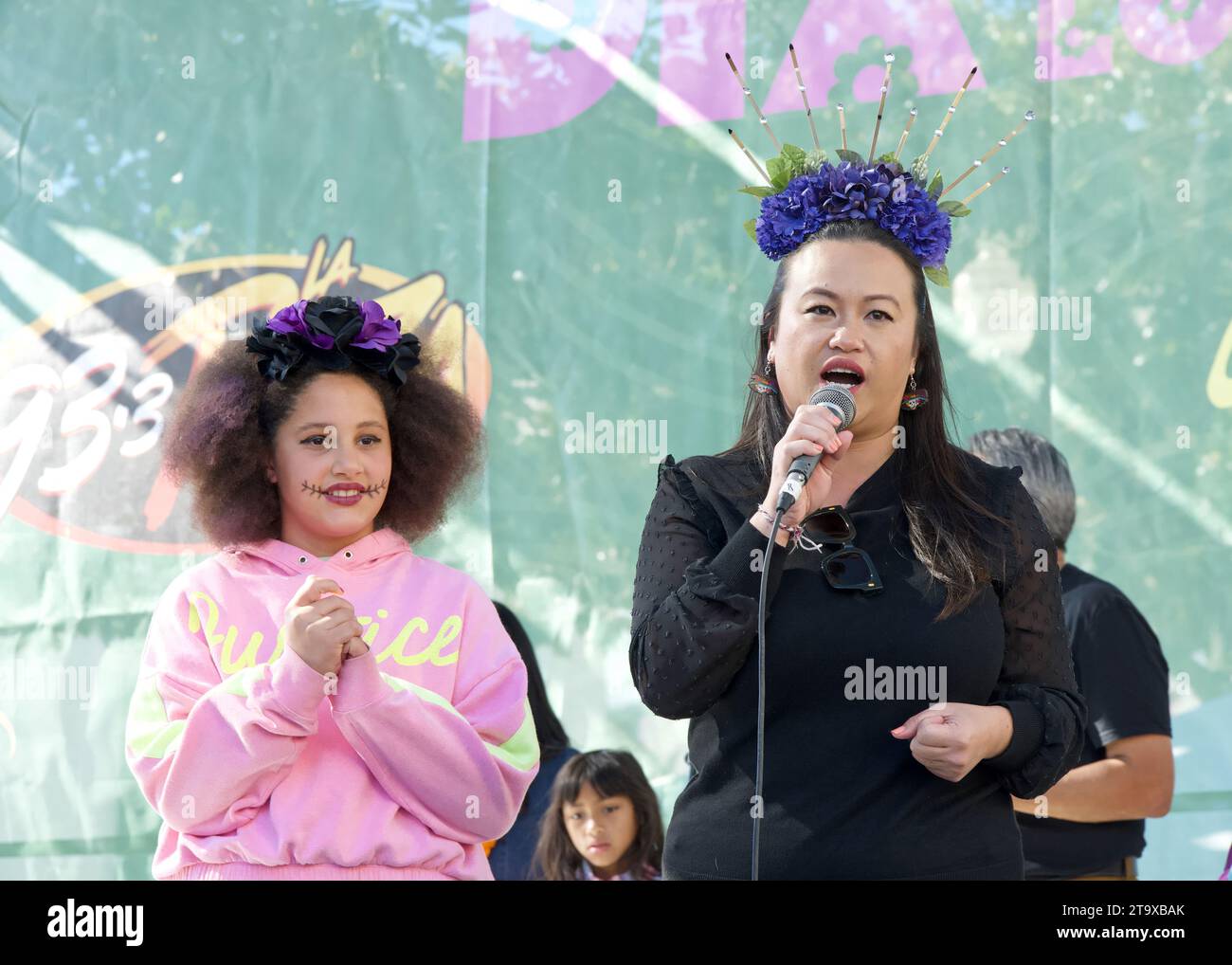 Fruitvale, KALIFORNIEN - 29. Oktober 2023: Oaklands Bürgermeister Sheng Thao sprach beim jährlichen Dia de los Muertos, oder Day of the Dead Festival. Einer der meisten Popula Stockfoto