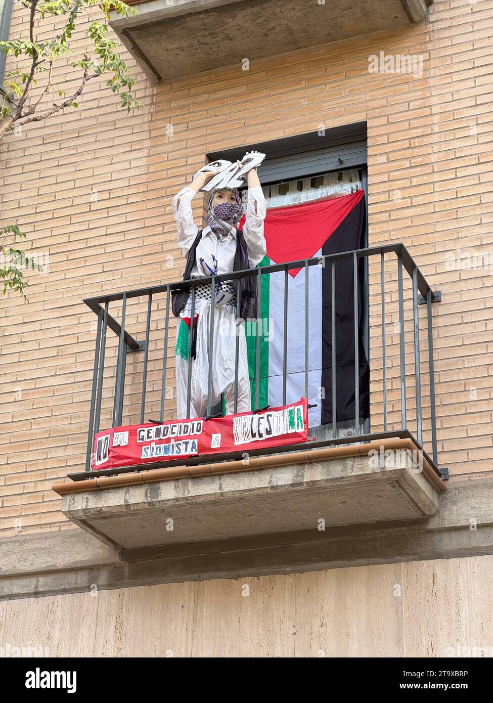 Schaufensterpuppe und Flagge auf dem Balkon als Protest gegen Angriffe auf Palästina Stockfoto