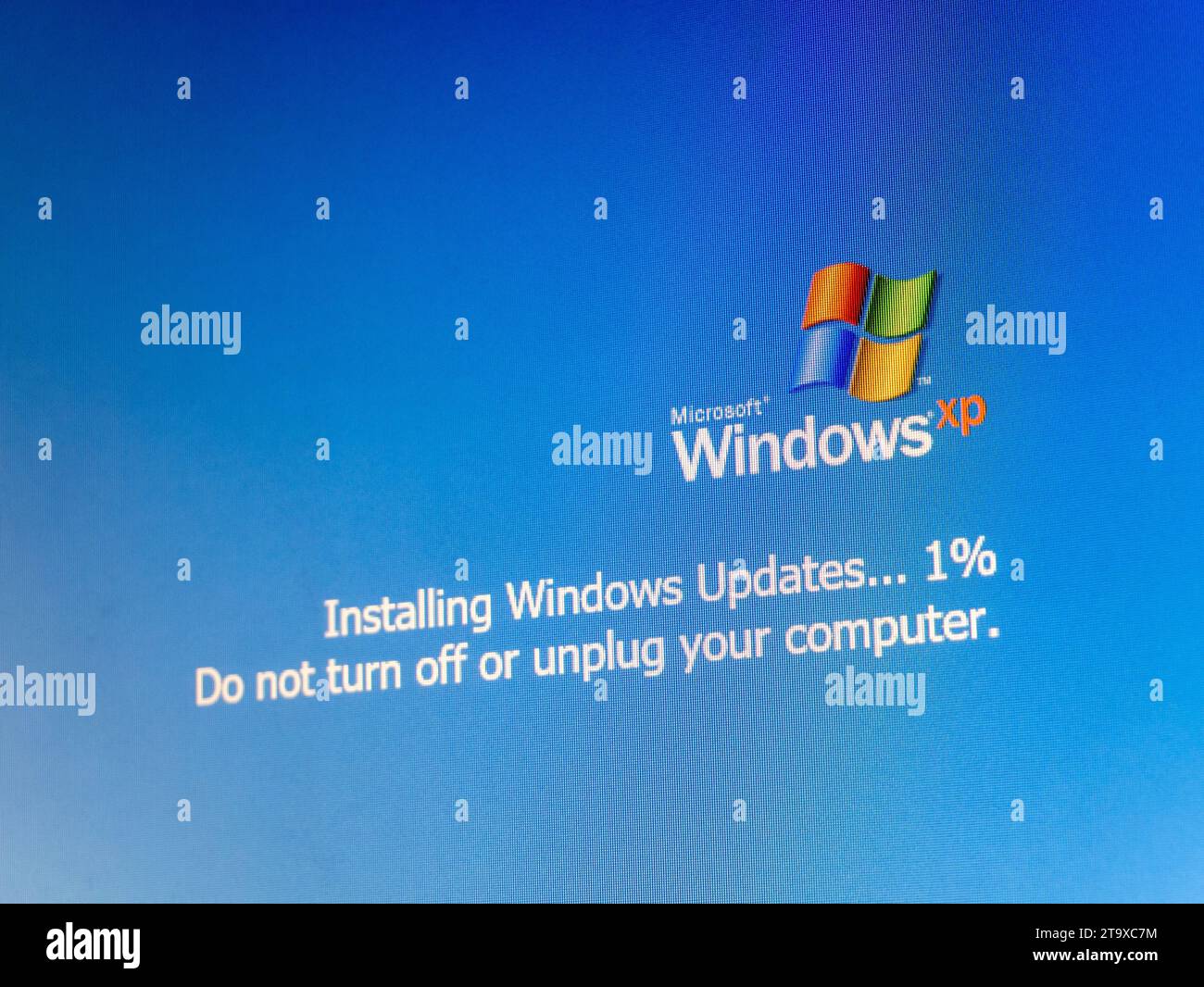 Microsoft Windows XP Betriebssystem-Update, Installation von Updates ein Prozent Fortschritt, schalten Sie den Computer nicht aus oder trennen Sie den Computer BS Update Meldung simpl Stockfoto