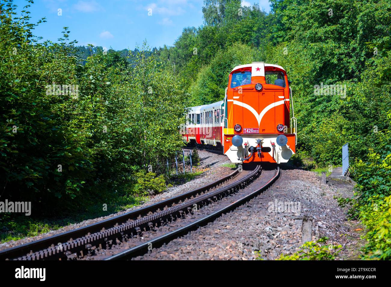 DESNA, TSCHECHIEN – 02. JULI: Zahnradlokomotive der Baureihe T426.0, auch als österreichisch-tschechisch Rakusanka bezeichnet, auf der Zahnradbahn zwischen Tanvald und Korenov in Tschechien Stockfoto