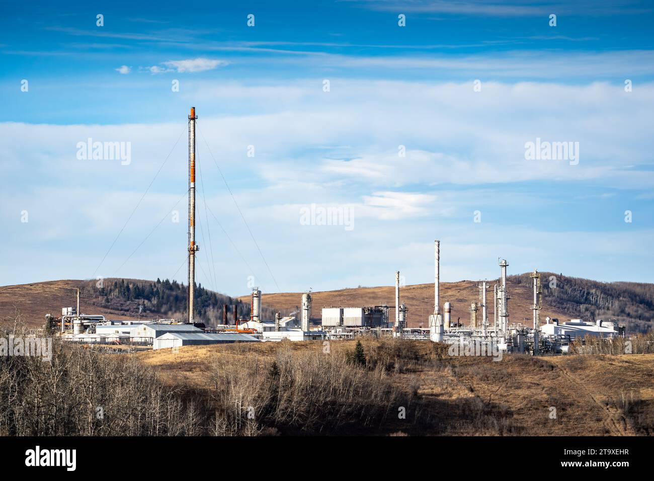 Gasanlage mit Flare-Stack und Industrieanlagen mit Blick auf die Ausläufer in der Nähe von Cochrane Alberta Canada. Stockfoto