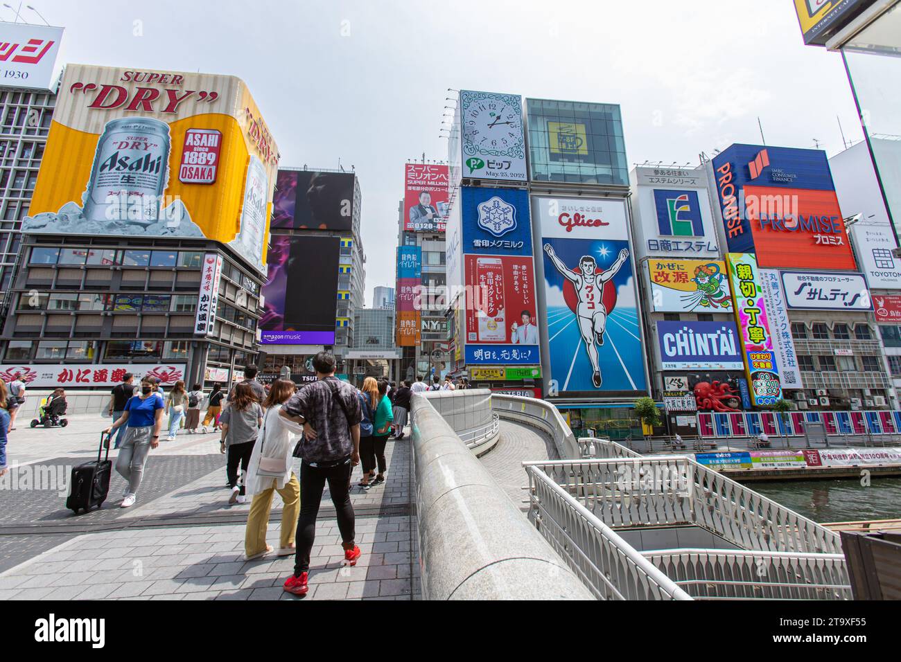 Osaka, JAPAN - 23. Mai 2022 : Blick auf Namba Ebisu-bashi (Ebisubashi-Suji), Dotonbori Gebiet. Dotonbori ist der berühmteste Sehenswürdigkeiten in Osaka Stockfoto