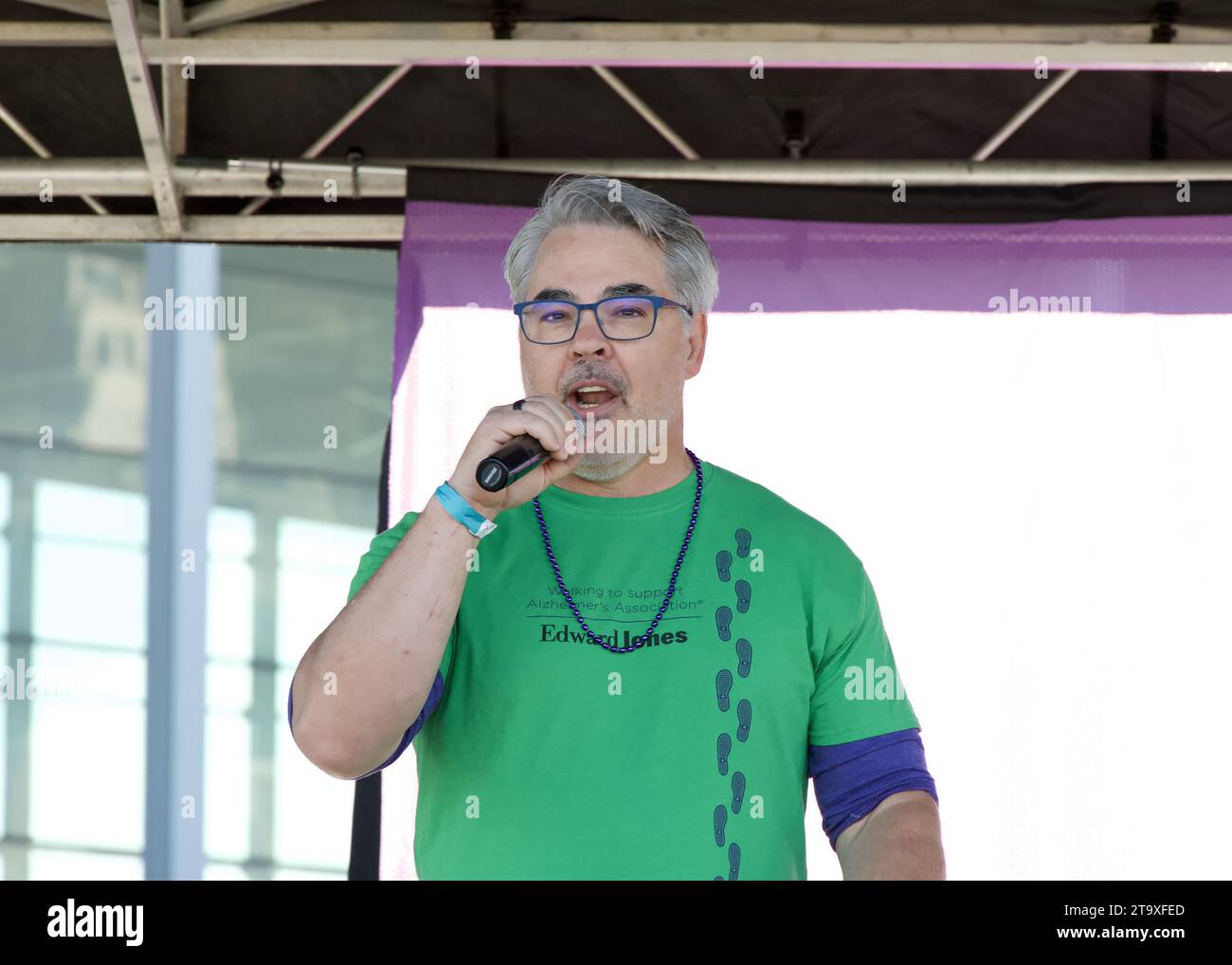 San Francisco, KALIFORNIEN - 4. November 2023: Edward Jones Finanzberater David Amann spricht bei der jährlichen Eröffnungszeremonie Walk to End Alzheimers Stockfoto