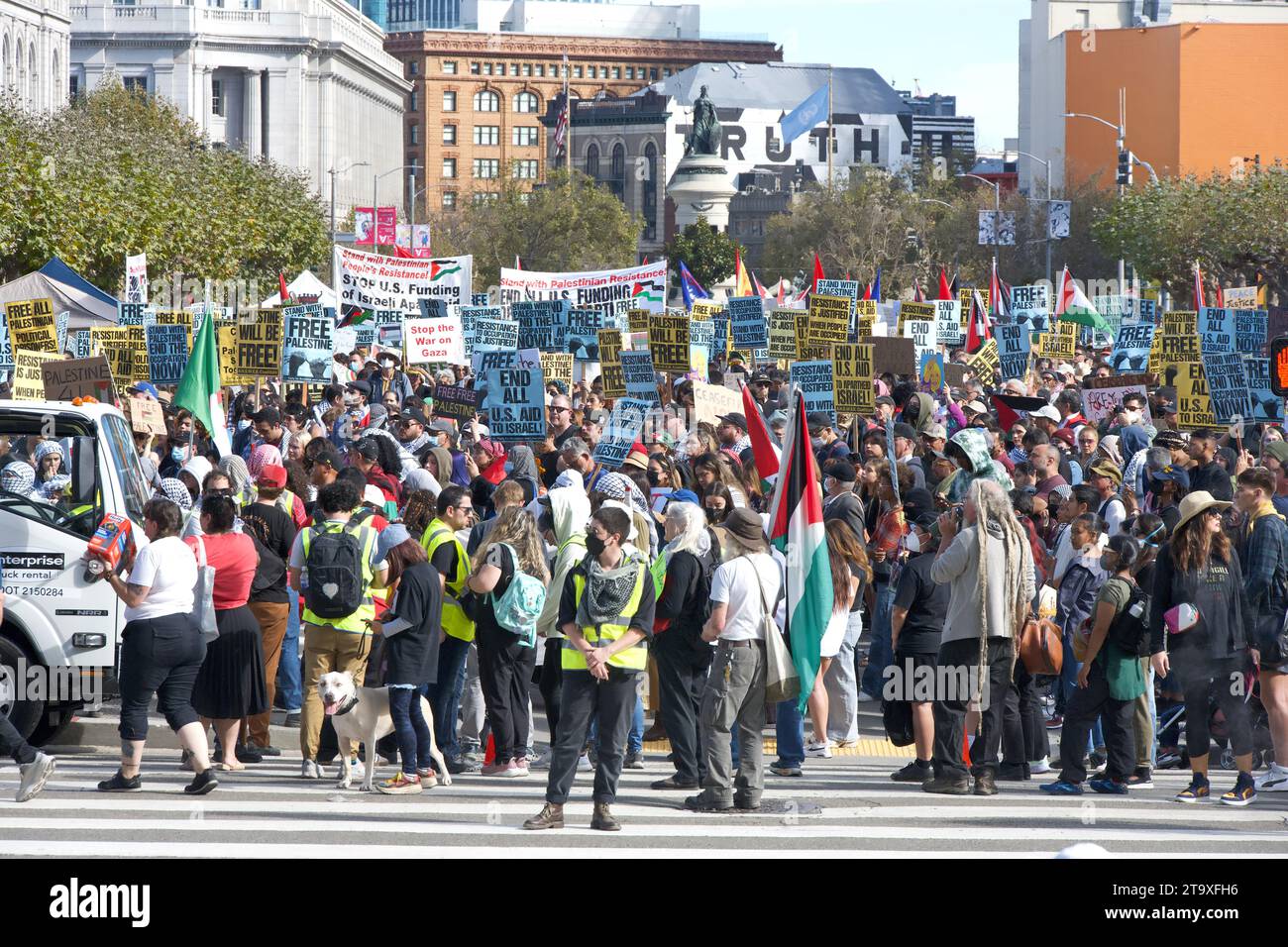 San Francisco, KALIFORNIEN - 4. November 2023: Tausende von Menschen protestieren gegen den Krieg in Palästina. Rallye im Civic Center bereitet sich auf den Marsch in der Market Street vor. Stockfoto