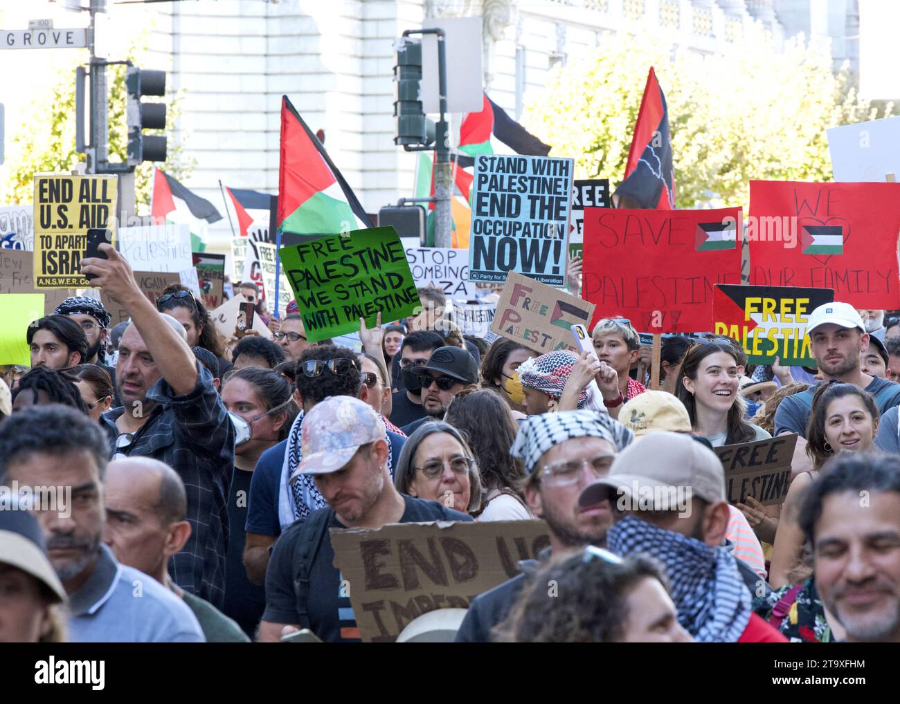 San Francisco, KALIFORNIEN - 4. November 2023: Tausende von Menschen protestieren gegen den Krieg in Palästina. Rallye im Civic Center und Marsch entlang der Market Street. Stockfoto