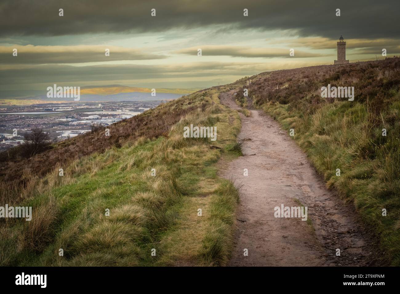 21.11.23 Darwen, Lancashire, Großbritannien. Der achteckige Jubilee Tower (offiziell als Darwen Tower bezeichnet) an der Rasterreferenz SD678215 auf Darwen Hill mit Blick auf die Th Stockfoto