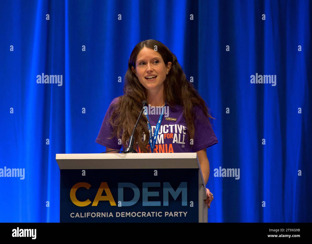 Sacramento, CA - 17. November 2023: Shannon Olivieri Hovis spricht beim Women's Caucus Meeting auf der CADEM Endorsing Convention im Sacramento Conve Stockfoto