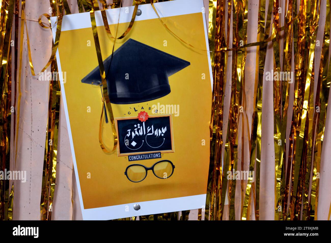 Übersetzung von Arabisch (Gratulation for the Graduation), Hochschulabschluss, Bildung, Absolventkonzept, Klasse, Schule, Lernen, gr Stockfoto