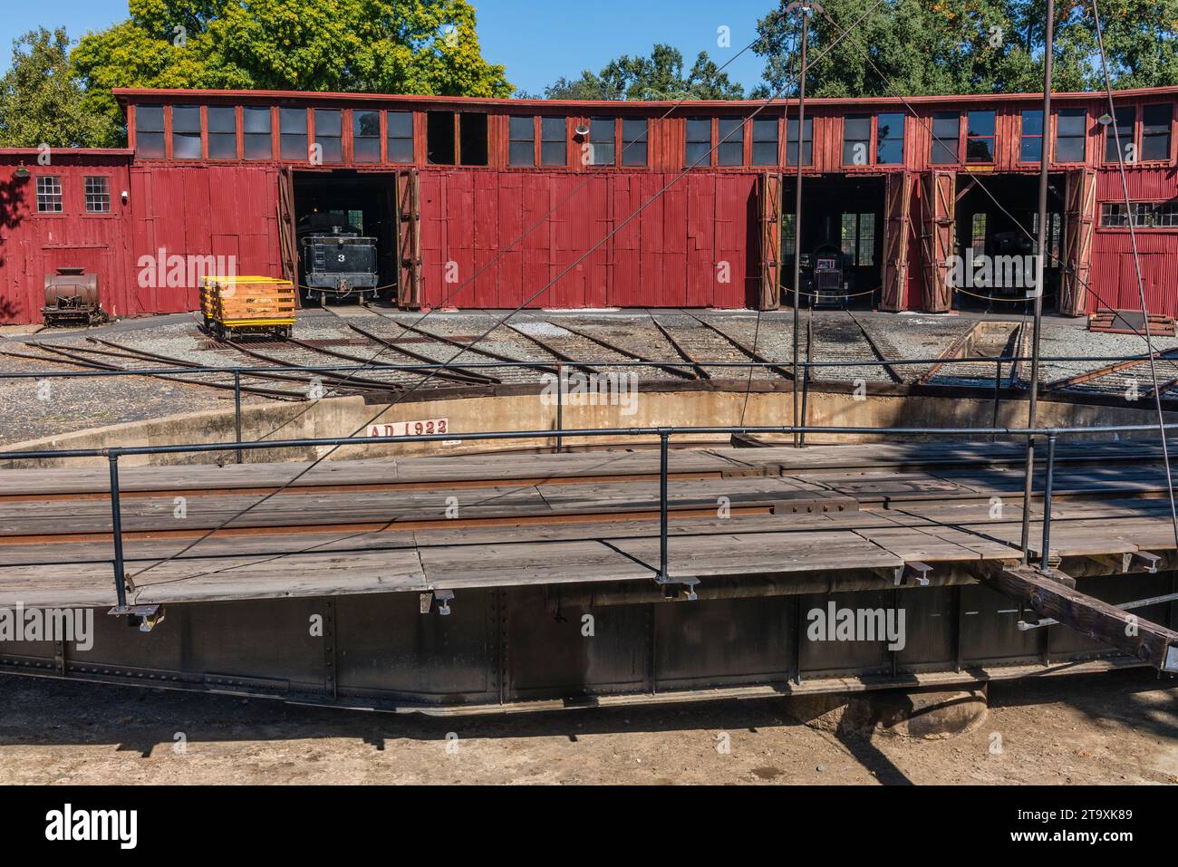 Sierra Railroad stellt Eisenbahndrehscheibe (Rollhaus) im Roundhouse in Jamestown, Kalifornien, ein. Stockfoto