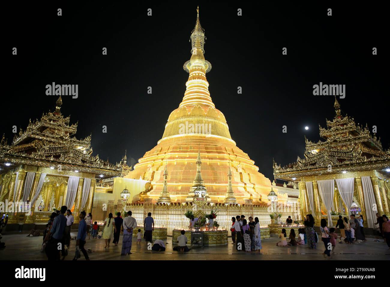 Yangon, Myanmar. November 2023. Am 27. November 2023 feiern die Menschen das Tazaungdaing Festival, auch bekannt als Festival der Lichter, in Yangon, Myanmar. Quelle: Myo Kyaw Soe/Xinhua/Alamy Live News Stockfoto