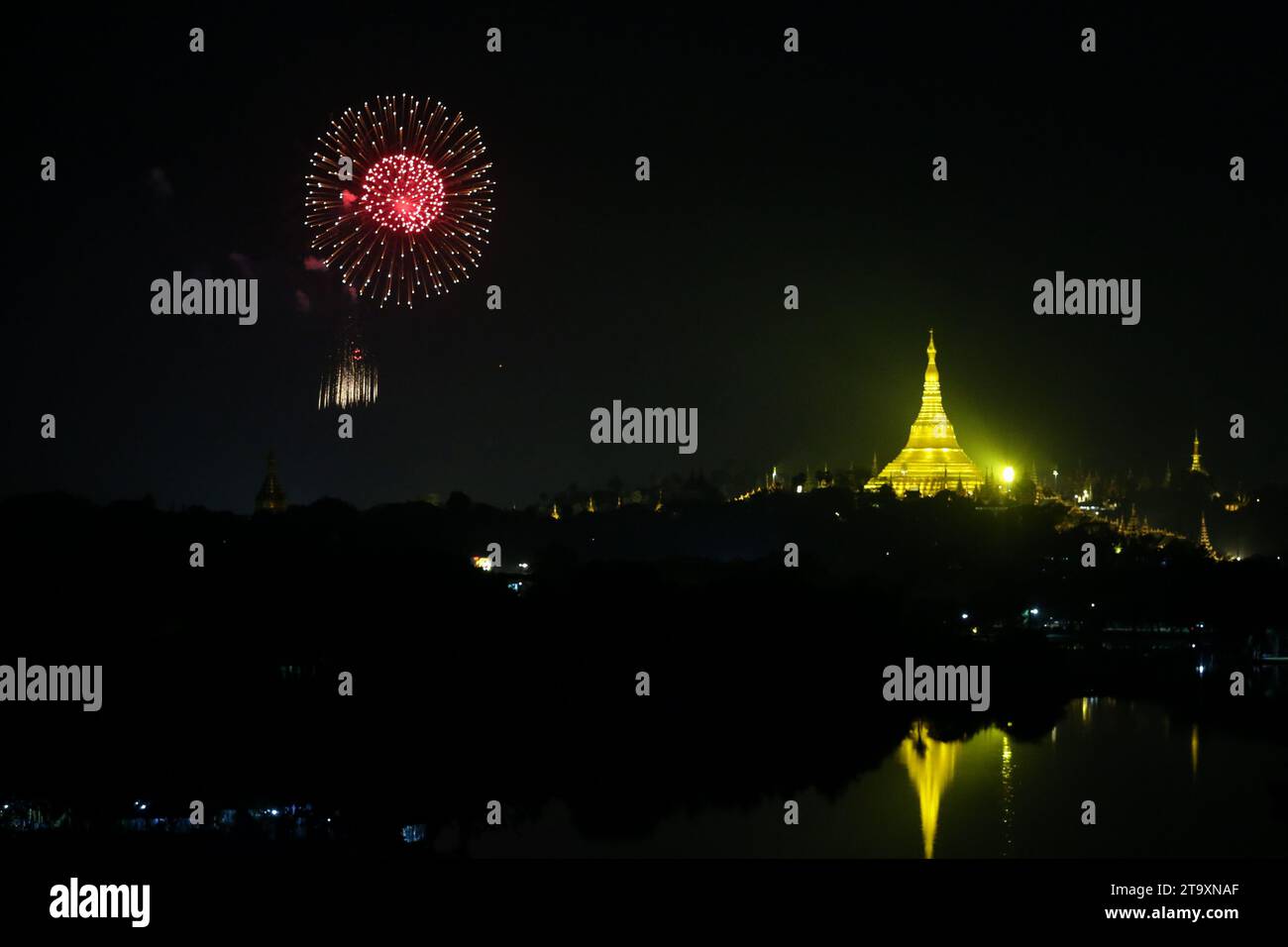 Yangon, Myanmar. November 2023. Das Feuerwerk explodiert während des Tazaungdaing Festivals, auch bekannt als Festival der Lichter, am 27. November 2023 in Yangon, Myanmar. Quelle: Myo Kyaw Soe/Xinhua/Alamy Live News Stockfoto