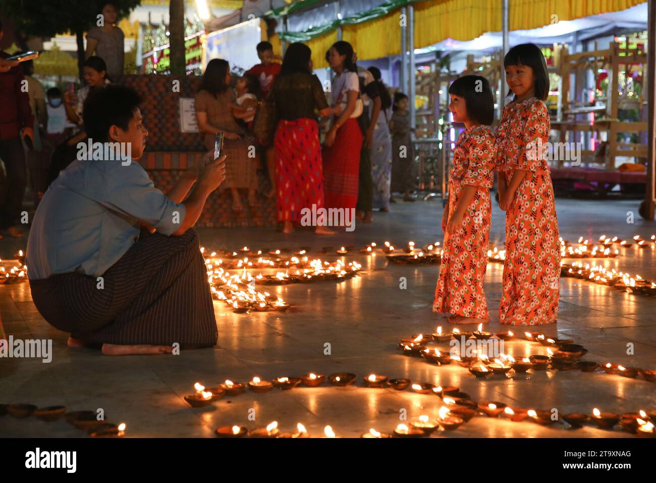 Yangon, Myanmar. November 2023. Am 27. November 2023 feiern die Menschen das Tazaungdaing Festival, auch bekannt als Festival der Lichter, in Yangon, Myanmar. Quelle: Myo Kyaw Soe/Xinhua/Alamy Live News Stockfoto