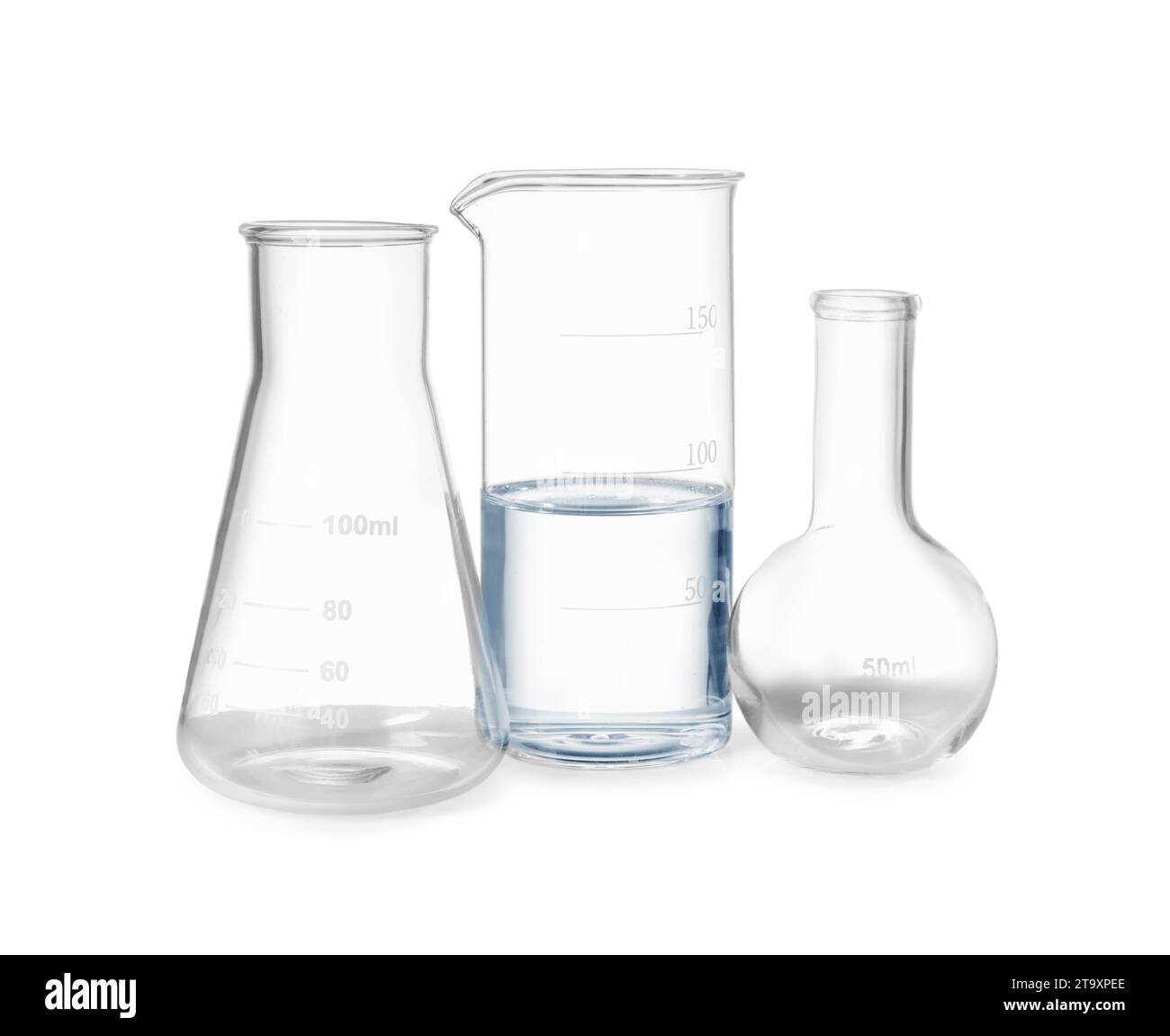 Glaskolben und Becher mit Wasser auf weiß isoliert Stockfoto