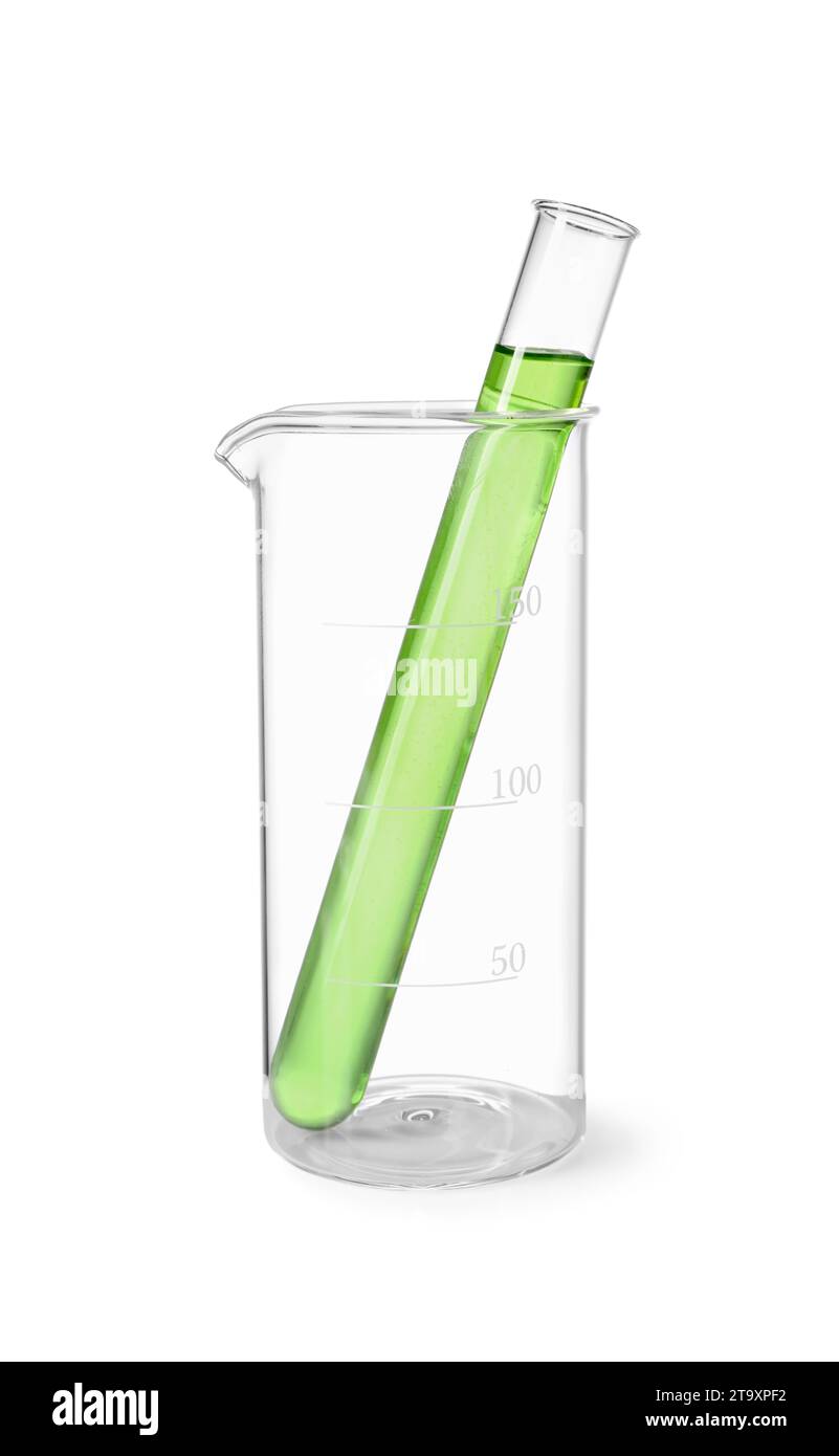 Glasbecher und Reagenzglas mit Flüssigkeit isoliert auf weiß Stockfoto