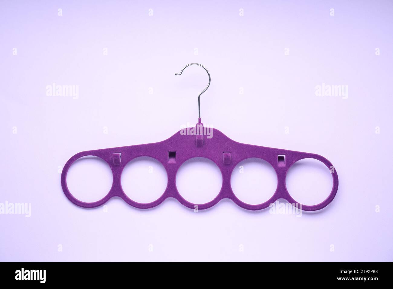 Leerer lilafarbener Schal-Aufhänger auf lilafarbenem Hintergrund, Draufsicht Stockfoto