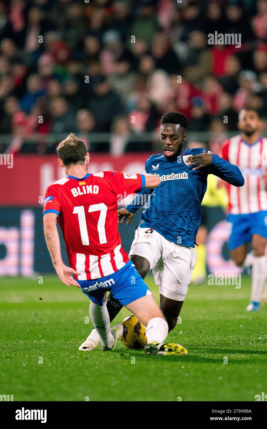 Girona, Spanien. November 2023. Daley Blind (L) von Girona streitet mit Inaki Williams von Bilbao während eines Fußballspiels der La Liga zwischen Girona FC und Athletic Club Bilbao am 27. November 2023 in Girona, Spanien. Quelle: Joan Gosa/Xinhua/Alamy Live News Stockfoto