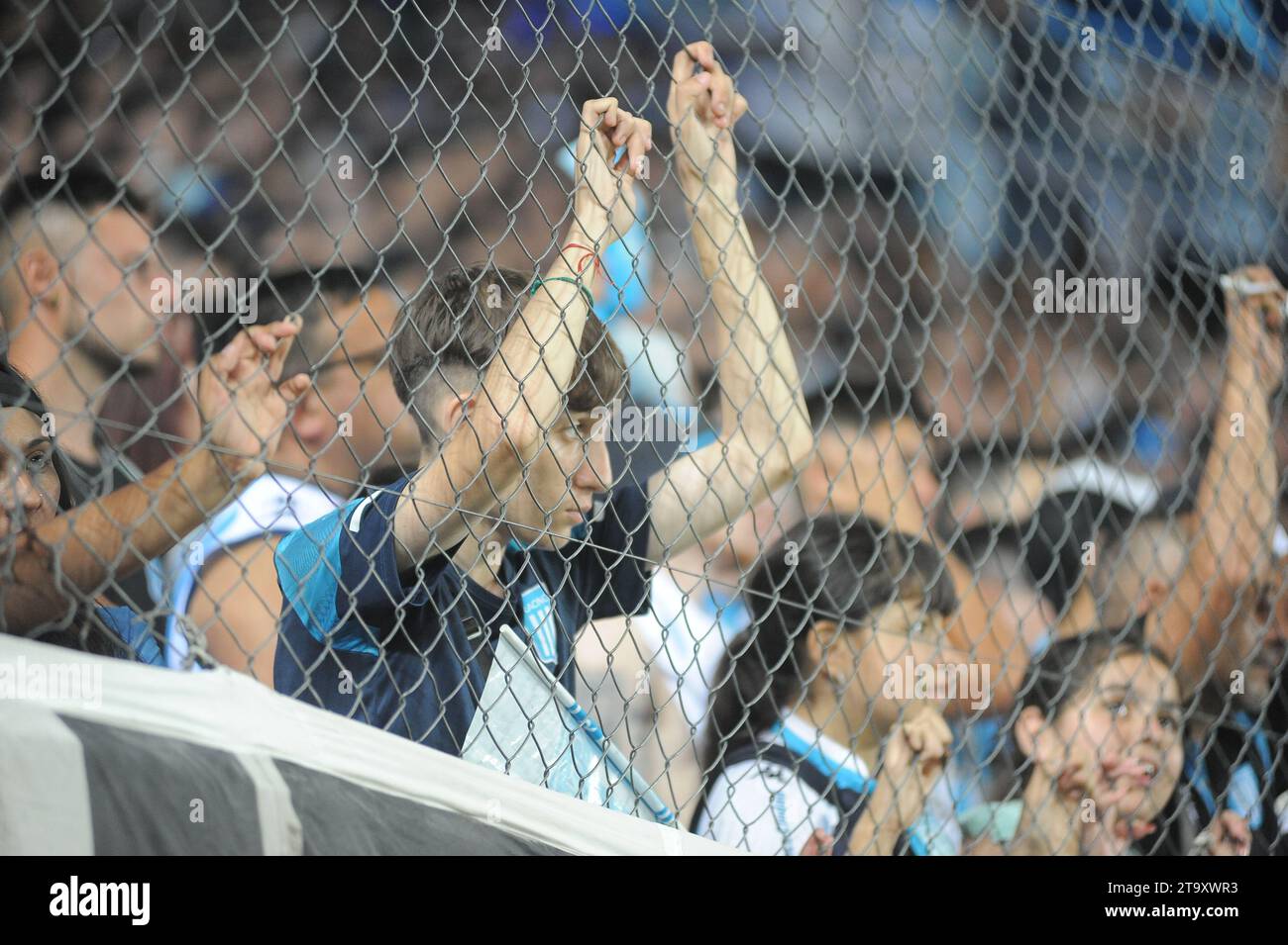 Avellaneda, Argentinien. November 2023. Racing Club Fans während des Spiels zwischen Racing Club und Belgrano (CBA.). Quelle: Workphotoagencia/Alamy Live News Stockfoto