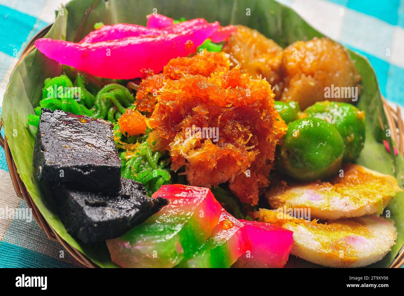 Jajan Pasar sind traditionelle indonesische javanische Gerichte, die bunt und lecker sind Stockfoto