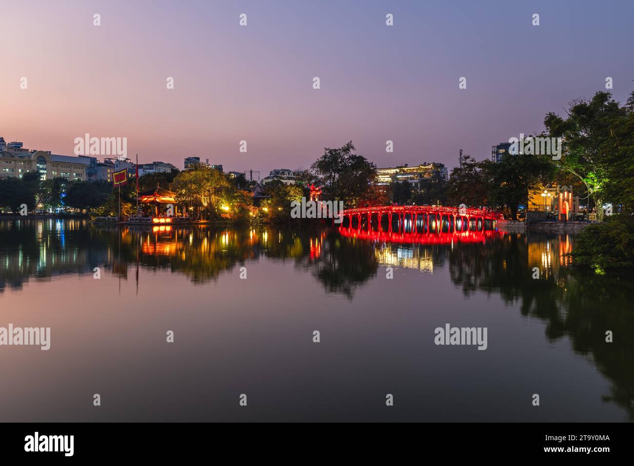 Ngoc Son Temple auf einer Insel im Hoan Kiem Lake, Hanoi, Vietnam. Stockfoto