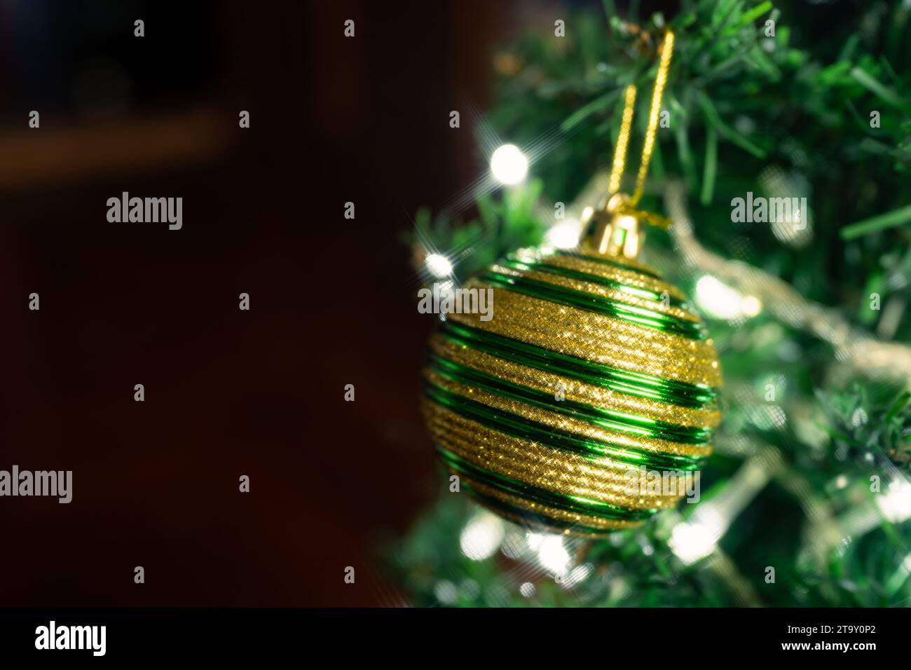 Weihnachtsbaum mit Kugeln und Lichterhintergrund Stockfoto