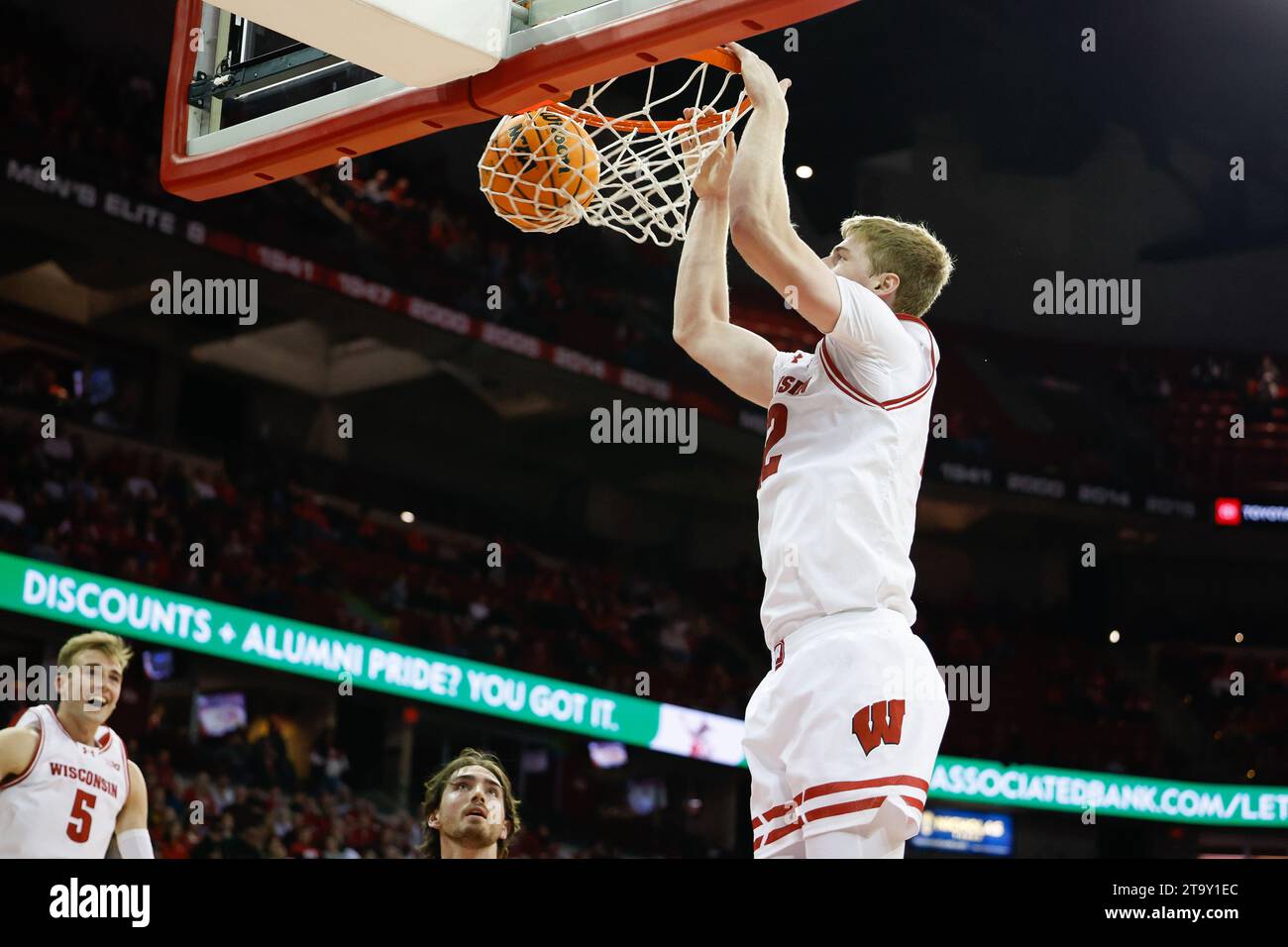 Madison, WI, USA. November 2023. Wisconsin Badgers Forward Steven Crowl (22) feiert den Ball, als Teamkollege Forward Tyler Wahl (5) während des NCAA-Basketballspiels zwischen Western Illinois Leathernecks und den Wisconsin Badgers im Kohl Center in Madison, WI, feiert. Darren Lee/CSM/Alamy Live News Stockfoto