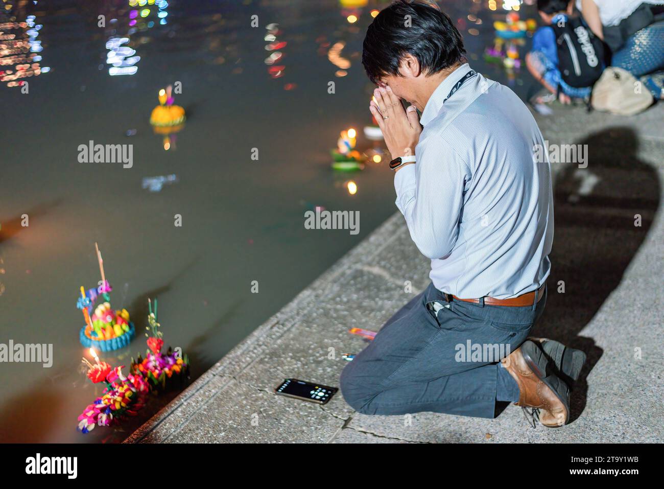 Bangkok, Thailand. November 2023. Ein Mann spricht ein Gebet, bevor er