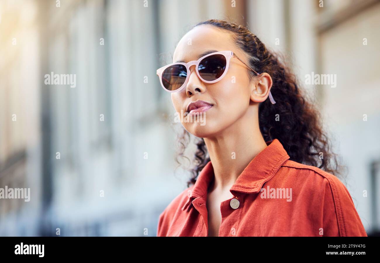 Frau, Stadt und denken in Sonnenbrille auf der Straße für Suche, Standort oder Erinnerung in der Metro. Mädchen, Gehen und Mode für Vision durch Bauen, Idee oder Stockfoto