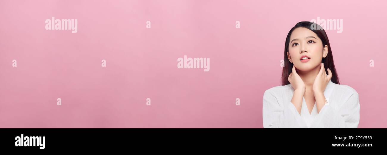 Banner der schönen jungen Frau mit gesunder Haut vor rosa Hintergrund. Tägliche Schönheitsroutine Stockfoto