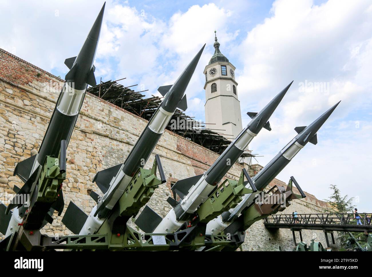 Belgrader Festung Militärmuseum: Serbische Armee S-125 Neva/Pechora Oberfläche-Luft-Raketenwerfer Verteidigungssystem & Uhrturm, Kalemegdan Park, Serbien Stockfoto